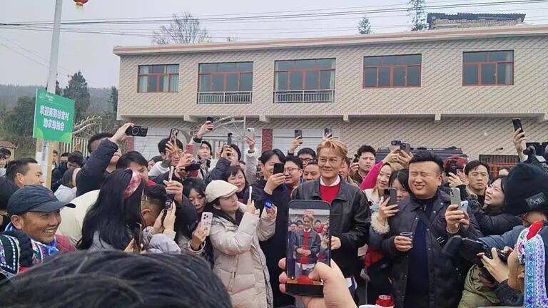 吴克群到贵州山村帮忙卖掉3万斤菜，村支书：菜农不用起早摸黑卖菜，杀猪摆长桌宴向他致谢