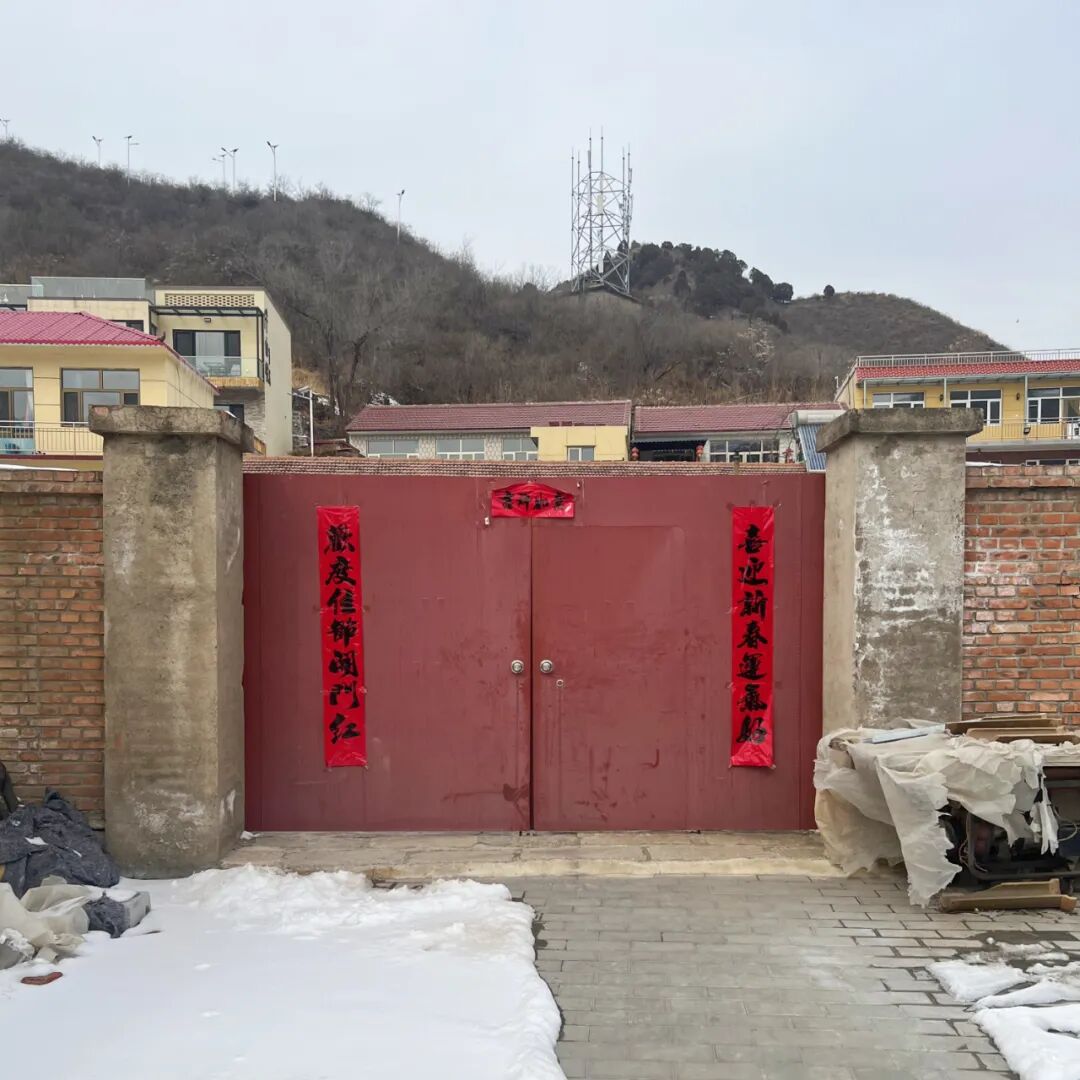 左右滑动查看更多图片 >院子位于北京市门头沟区清水镇塔河村,独门