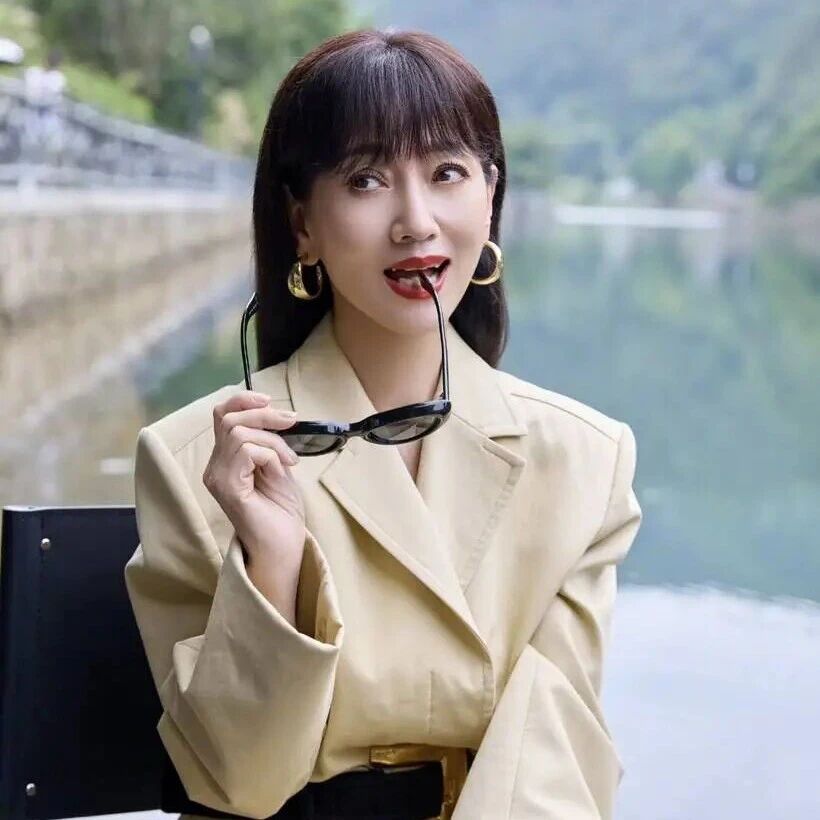 赵雅芝浅黄风衣亮相!收腰造型尽显身姿,墨镜加持温婉又娇俏!