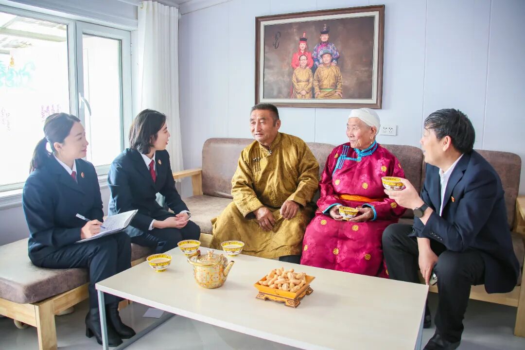 全国模范检察官潘志荣带领达茂联合旗人民检察院“马背检察官“成员深入牧点了解草场纠纷案件.jpg