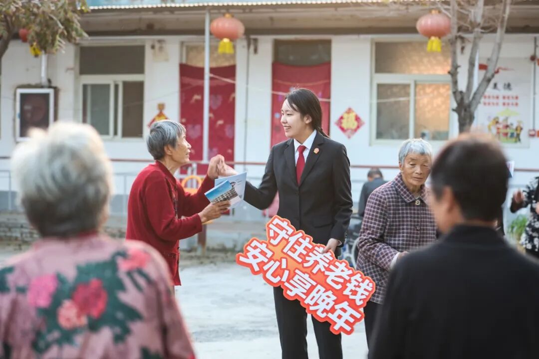 图③：10月14日下午，河南省安阳县人民法院白璧人民法庭法官在辖区敬老院为老人普及相关法律知识。.jpg