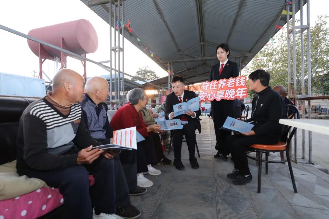 图①：10月14日下午，河南省安阳县人民法院白璧人民法庭法官在辖区敬老院为老人普及相关法律知识。.jpg