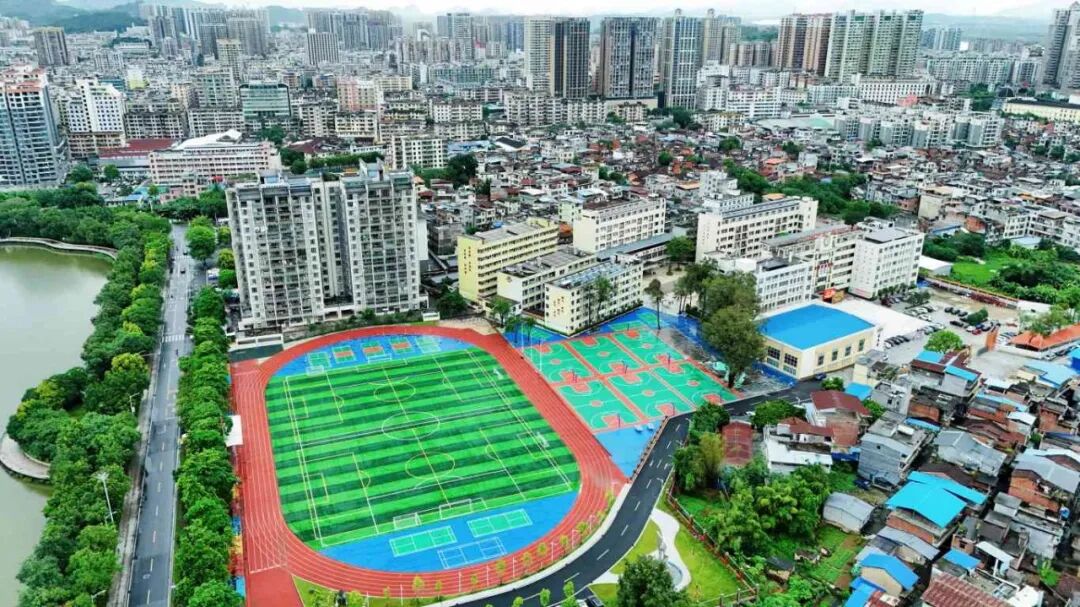 广州大学附属中学英德实验学校。