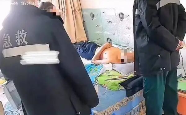 救护车上的担架怎么用120急救人员拒绝抬病人上救护车，医院：已停职！网友困惑，担架究竟该由谁抬？_https://www.jmylbn.com_新闻资讯_第2张