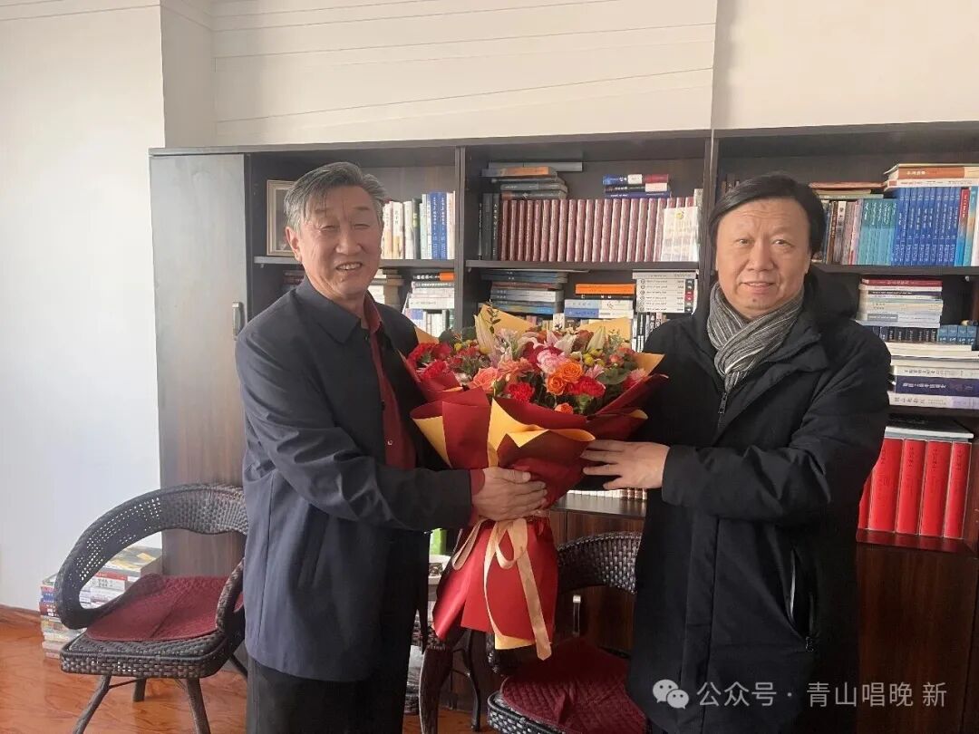 内蒙古文联领导春节前夕走访慰问老干部 第1张