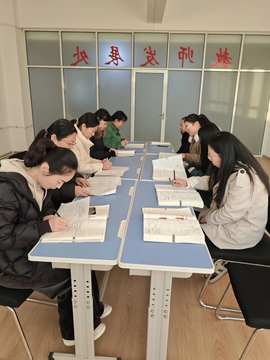 各学科组长积极落实集体教研，打造精英教学团队，促进教师专业化成长，