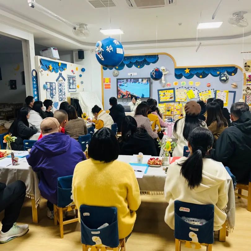 家長會上爸爸們C幼兒園老師_幼兒園老師會家長的話語_幼兒園爸爸專場家長會