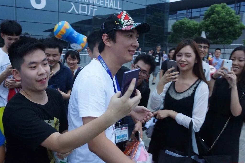 万达太子回归！王思聪抱着37亿，与接班人开启最后一战