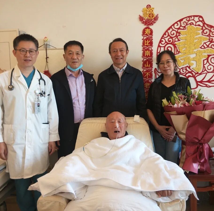 上医北京校友会秘书处探望院士学长