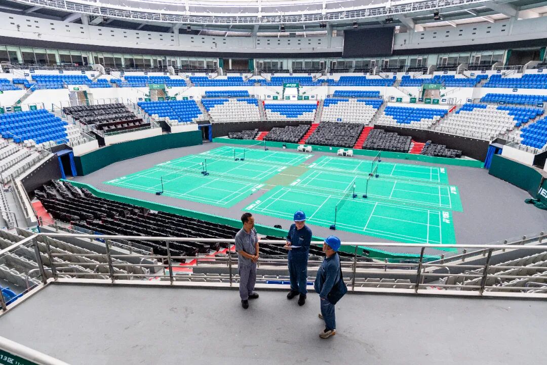 4月28日，南方电网公司广东珠海横琴供电局工作人员对承办十五运网球赛事的横琴国际网球中心场馆开展沟通联系及用电安全检查，动态掌握客户用电负荷变化，保障重要赛事电力供应100%稳定可靠。 (3)(1).jpg