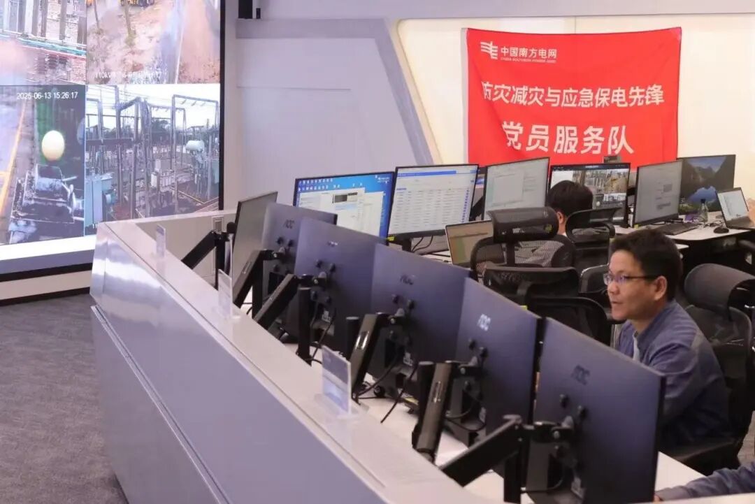 南方电网生产指挥中心值班人员开展24小时台风监控。（许建军 摄）.jpg