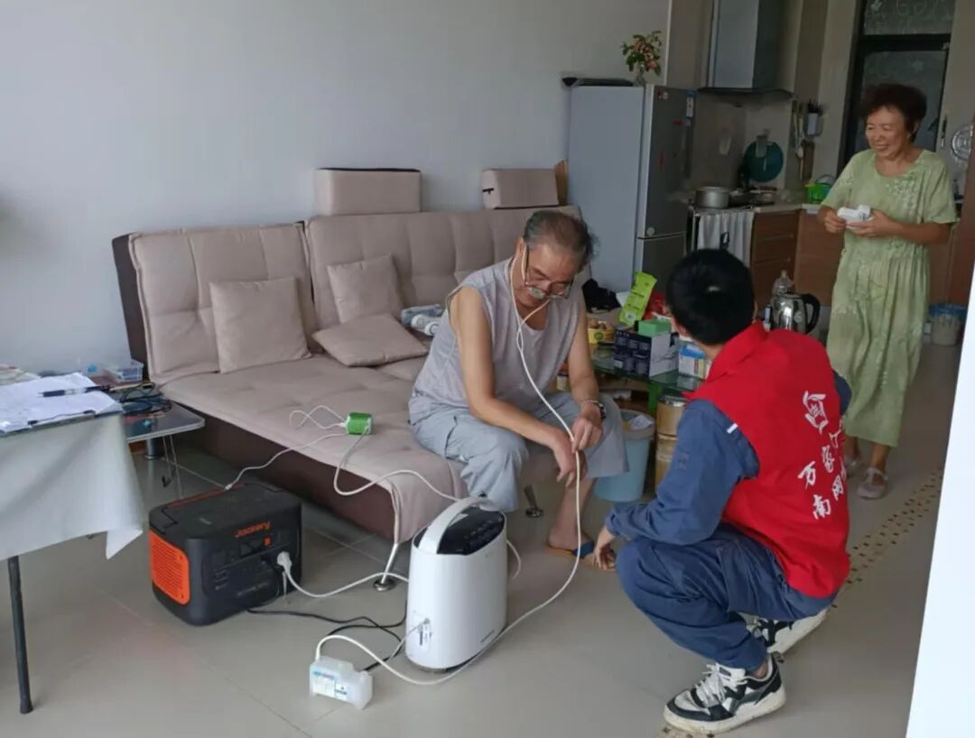 6月14日，南方电网海南乐东供电局党员便民服务队用“电小二”应急电源为依赖胰岛素的老人家中提供临时用电。陈小帆 摄.jpg