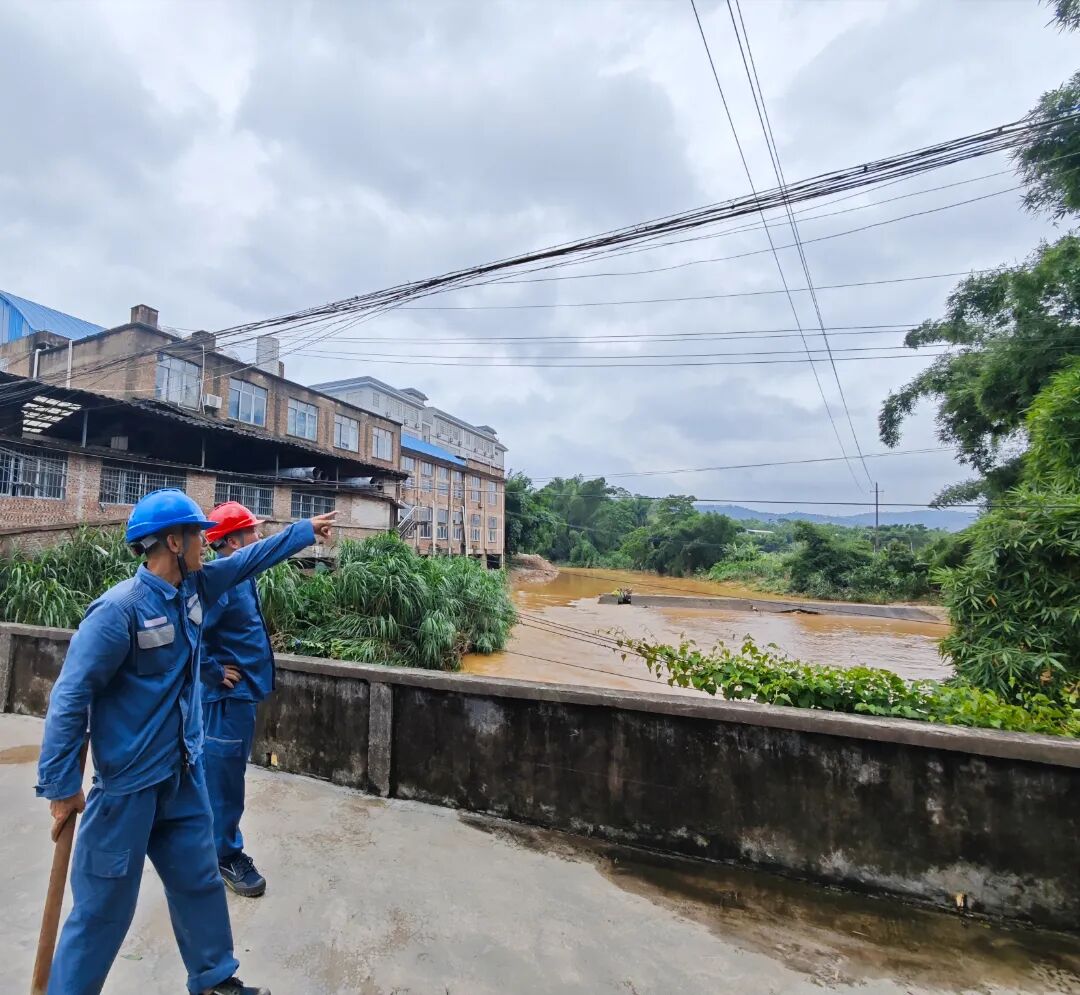 6月14日，南方电网广西玉林北流供电局平政供电所抢修人员巡视受灾线路。李俊杰 摄.jpg