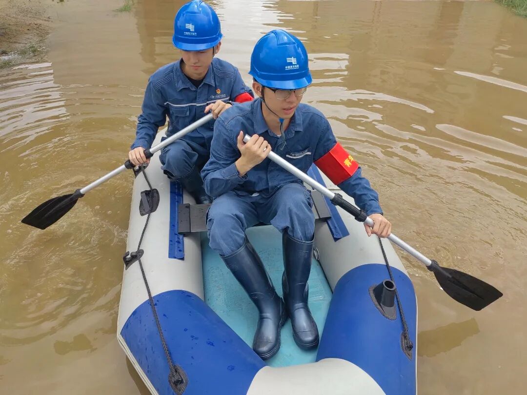 6月13日，由于台风“蝴蝶”带来湛江暴雨，110kV低洼变电站（仙塘站）出现积水水浸。早准备好的冲锋舟是应对台风的“好帮手”.jpg