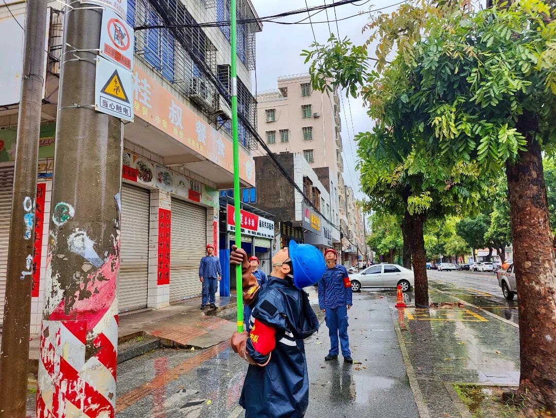 6月14日，南方电网广东湛江麻章供电局抢修人员为湛江南粤老年康复医院抢修复电。莫贤东 摄3.jpg