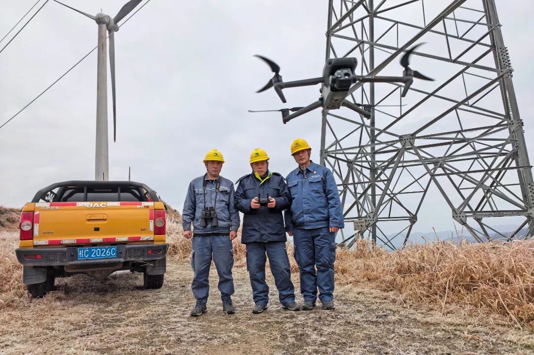 2月7日，南方电网广西桂林供电局输电管理所到110千伏金中旺线巡视覆冰段线路。（莫希涛 摄） (2).jpg