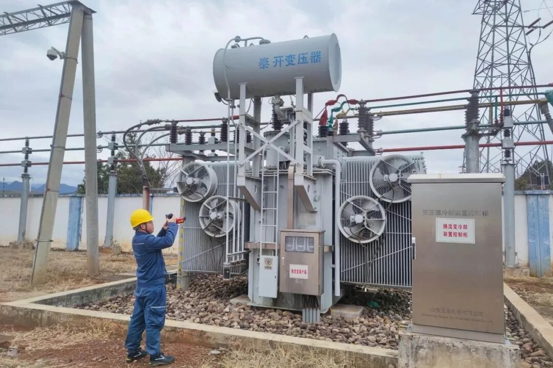 ▲2月7日，南方电网广西桂林供电局变电管理二所工作人员在220千伏瑶乡变电站内进行设备巡视。（康一芃 摄）.jpg