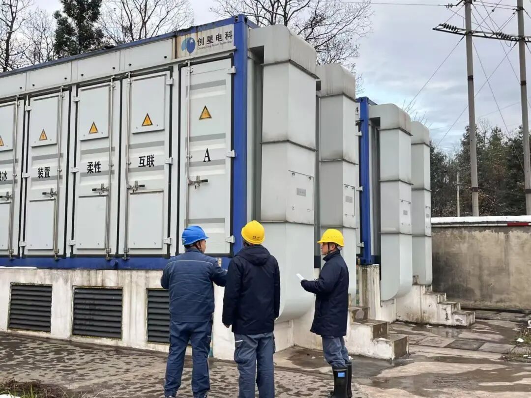 在贵州毕节，南方电网贵州电网公司使用首套全控型直流融冰装置对毕节110千伏韭珠线开展融冰作业，图为南方电网贵州毕节供电局变电管理一所工作人员对设备进行巡视。（刘凯 摄）.jpg