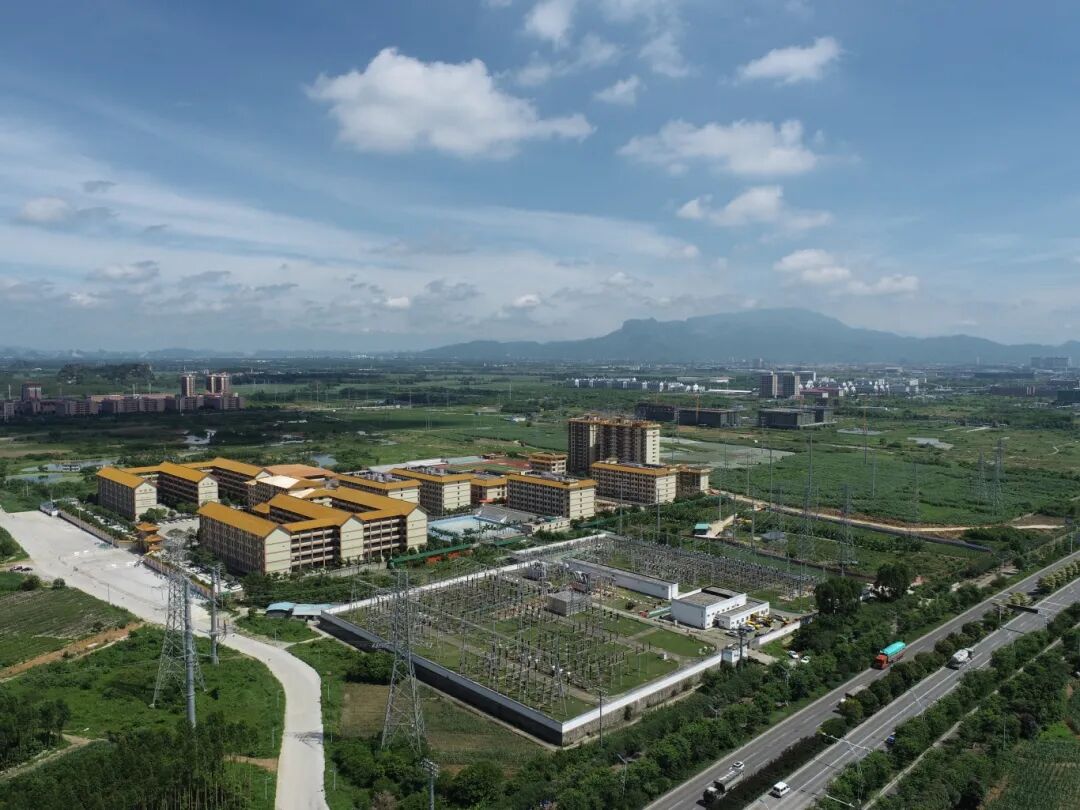 220千伏方竹变电站扩建工程于6月30日5时19分成功投运。图为方竹站扩建工程全景。（韦振宏 摄）(1).jpg