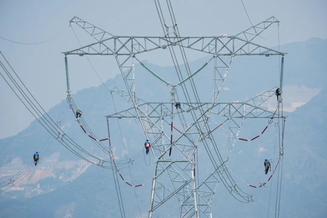 南方电网广西南宁供电局工作人员正在对南宁抽水蓄能电站500千伏送出线路进行走线验收工作（马华斌 摄）(1).jpg