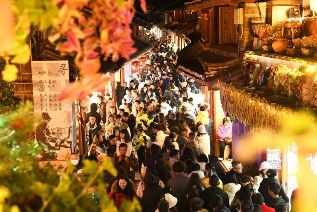 被游客簇拥，接踵摩肩的丽江古城。丽江融媒 赵庆祖 摄.jpg