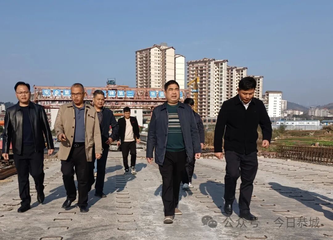 县领导调研恭城滨江东路至平安镇路桥项目开展情况
