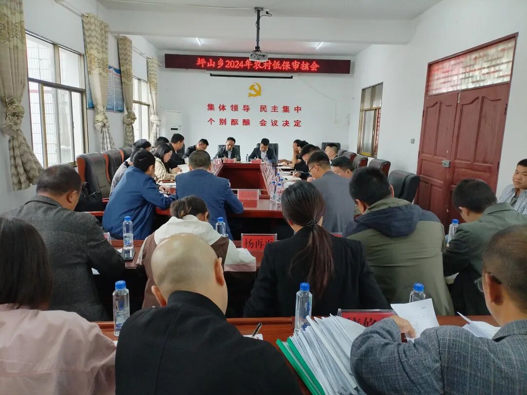 乡党委书记罗琳,乡党委委员,纪委书记曾伟到坪贯村查看红