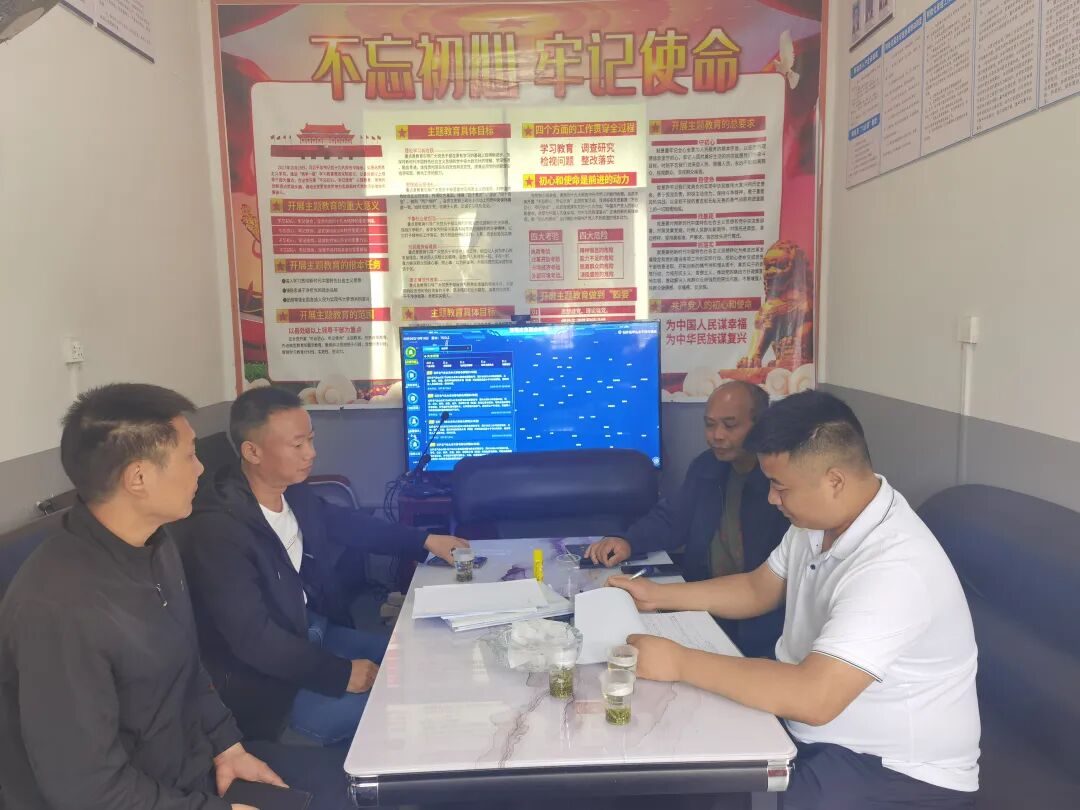 乡党委书记罗琳,乡党委委员,纪委书记曾伟到坪贯村查看红色文化,校园