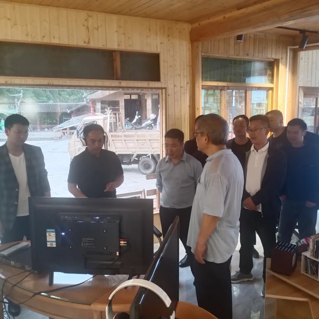 乡党委书记罗琳,乡党委副书记,乡长陈绍江带队到佛顶山村开展环境卫生