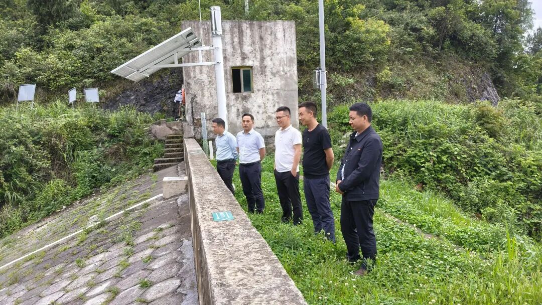 乡党委副书记,乡长陈绍江,乡农业服务中心主任曹家文开展道路交通安全