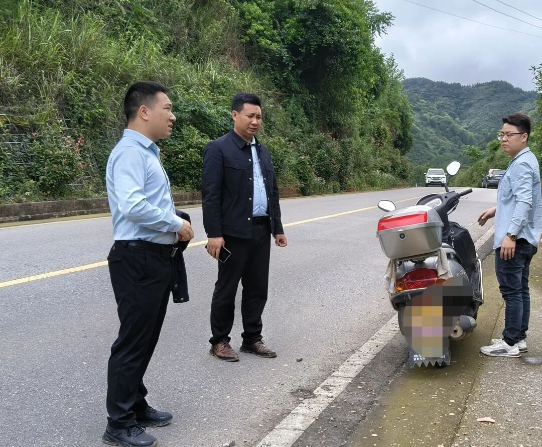 乡党委副书记,乡长陈绍江到沙坪小学指导教育相关工作.
