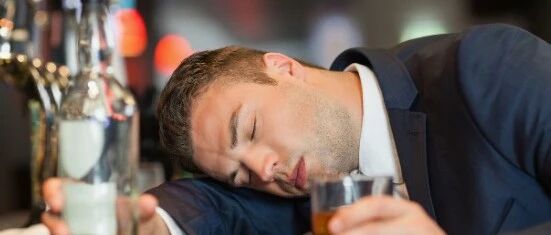 梦回往昔，求解梦中父亲犹在，母亲因压力而酗酒的深层含义