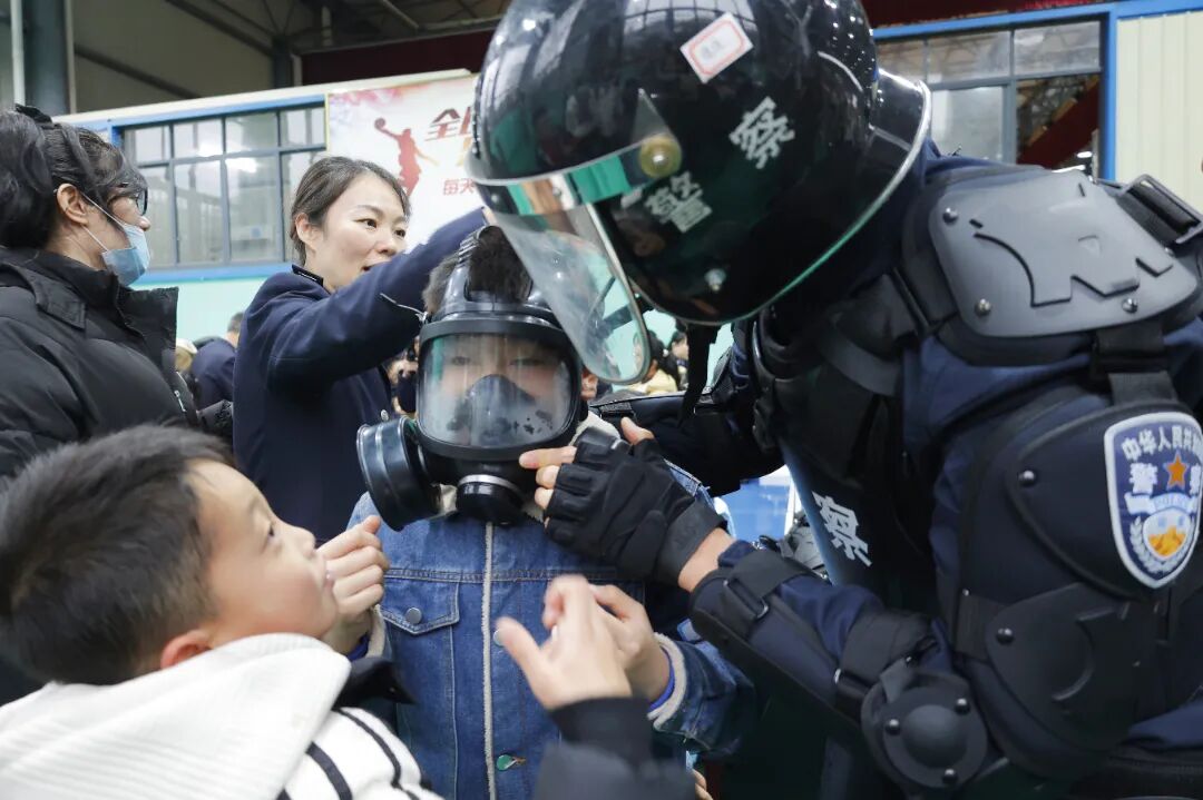 黎塘监狱走进警营体验别样警彩