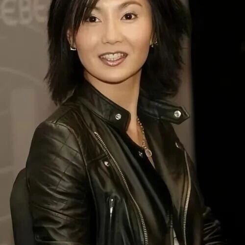 张曼玉发个小视频直接涨粉40万!60岁的她街头漫步,自然老去的样子很优雅