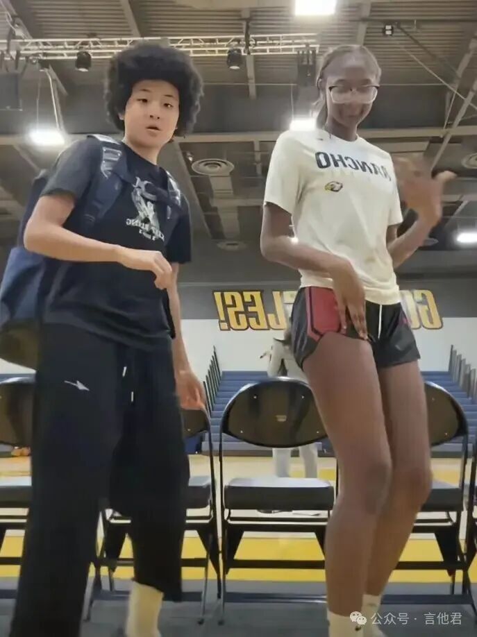 张家裔现状难评，收留她的夫妇曝其恶习，她被当街痛骂尊严掉一地