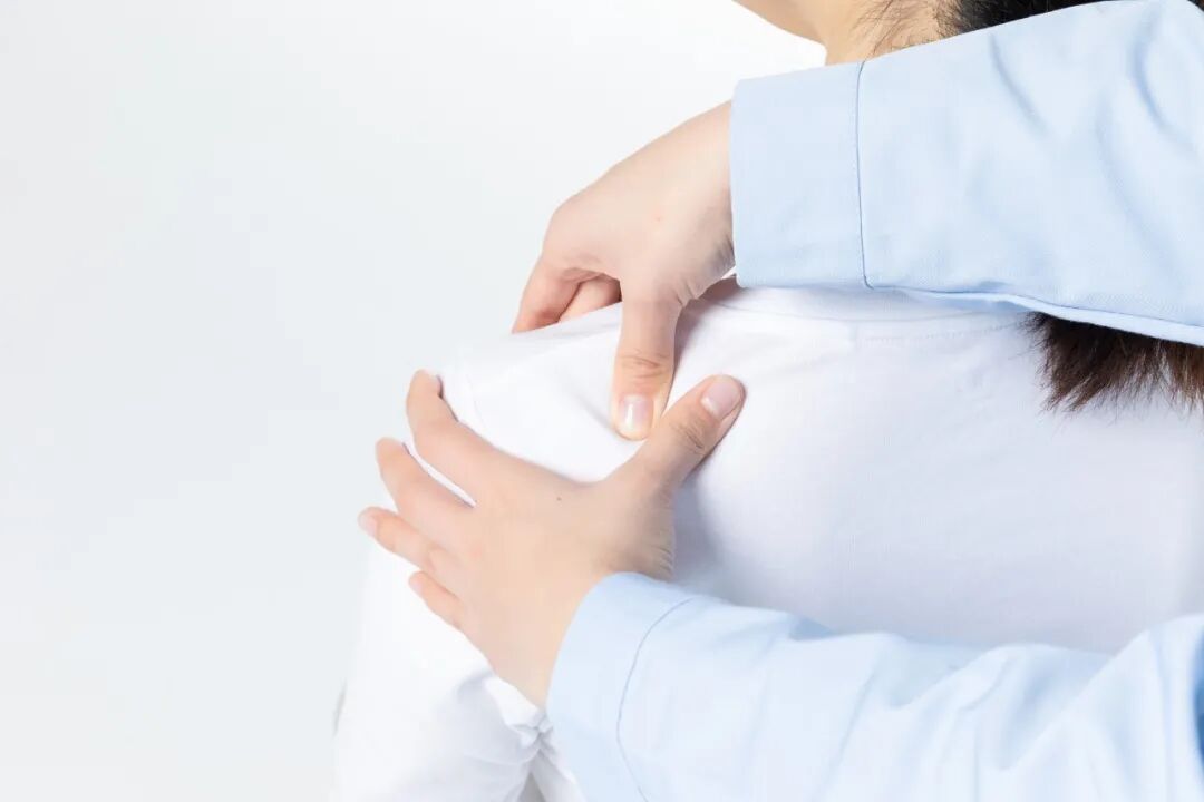 古法经络|为什么肩颈是女人最先衰老的地方？