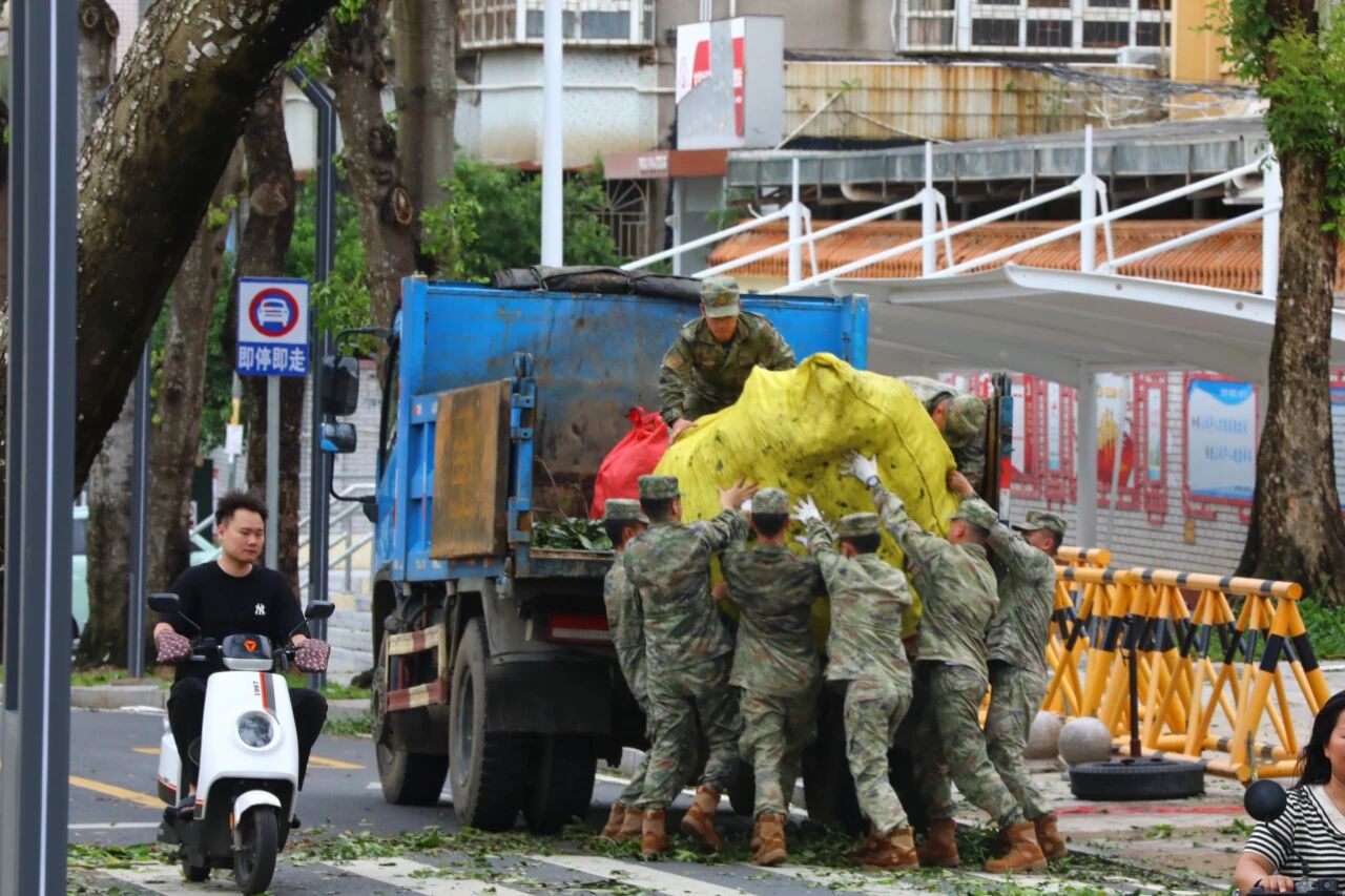 人民子弟兵清淤背影令人动容