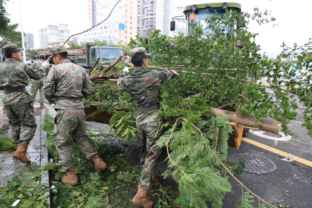人民子弟兵清淤背影令人动容