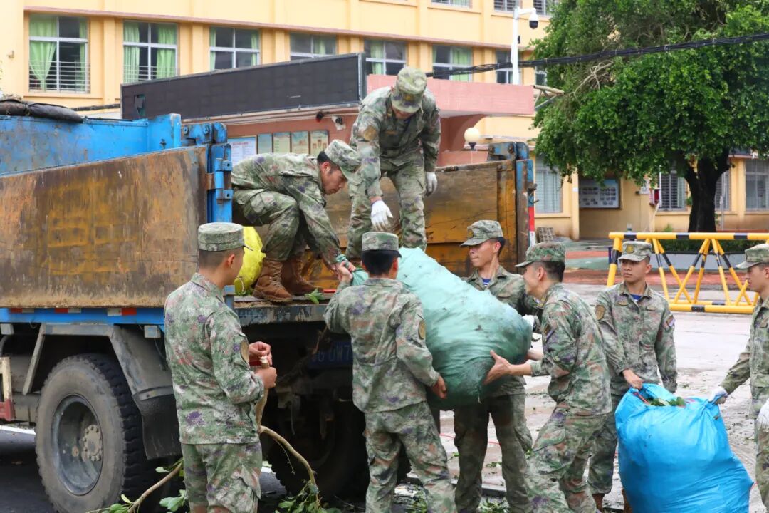 人民子弟兵清淤背影令人动容
