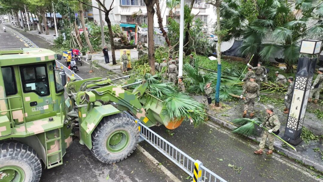 人民子弟兵清淤背影令人动容