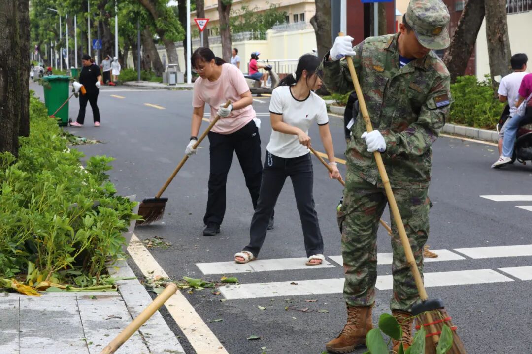 人民子弟兵清淤背影令人动容