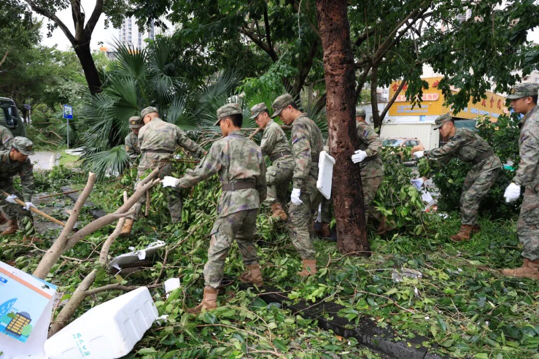 人民子弟兵清淤背影令人动容