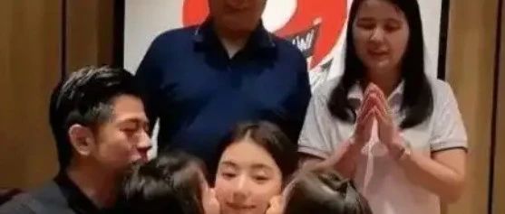 59岁郭富城与小4岁岳母同框!一个像小伙一个似奶奶,网友:他偷了时光?