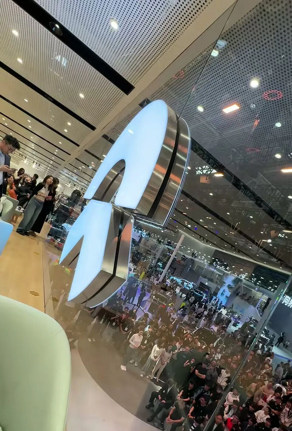 蔚来展台的宏大场面，logo和人群。