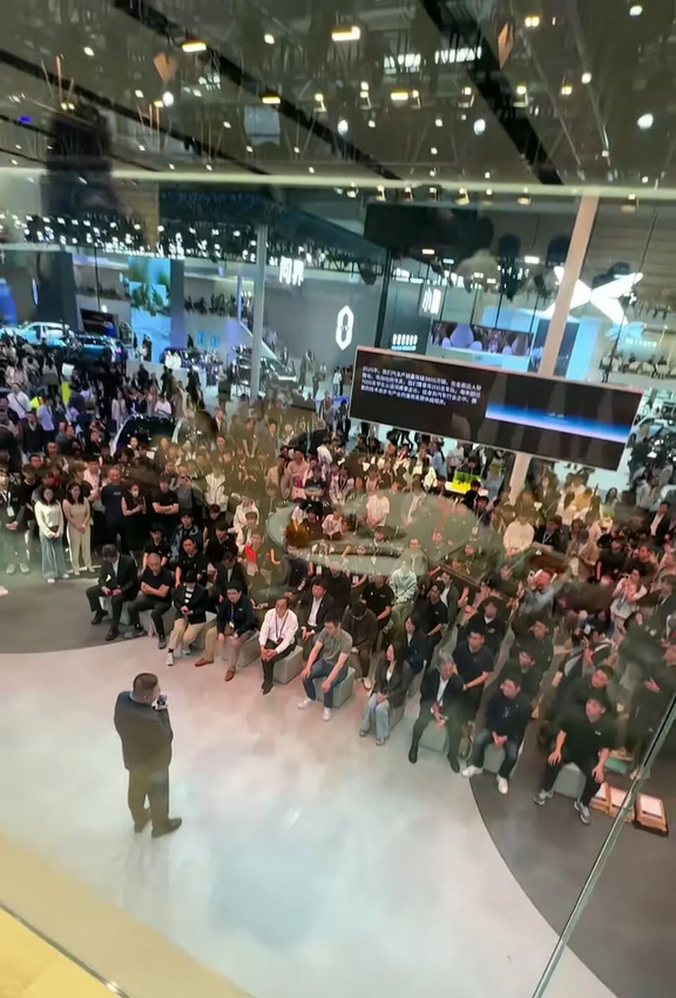 展会现场的热闹景象，人潮涌动。