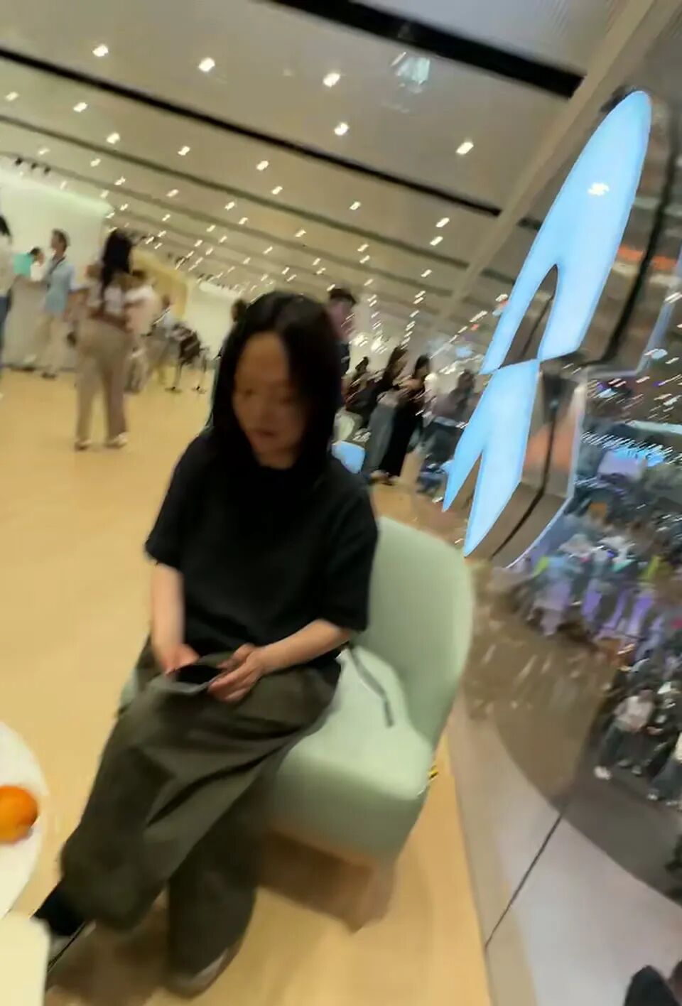 展会内部的蔚来展车概览。