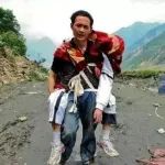 2008年汶川地震后，父亲背着儿子遗体走25公里回家，如今他怎样了