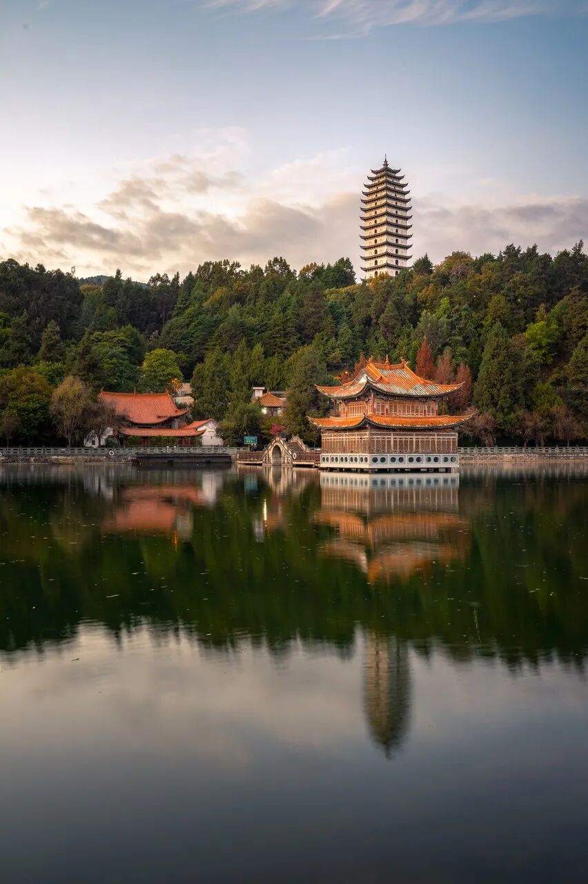 超适合“发呆”的小城，比昆明宜居，游客不及大理一半，四季如春，3元茶水免费续，10元咖啡喝到爽，洗掉一身班味儿！