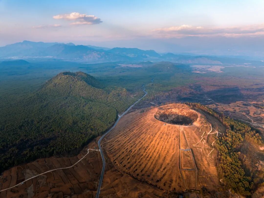 超适合“发呆”的小城，比昆明宜居，游客不及大理一半，四季如春，3元茶水免费续，10元咖啡喝到爽，洗掉一身班味儿！