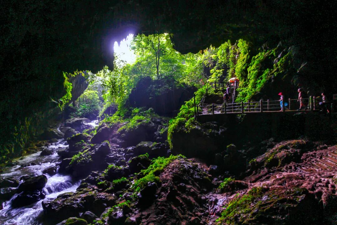 中国最“色”的边境小城，比昆明宜居，比桂林丰满，又甜又野，还稳居世界长寿Top1